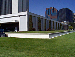 Knee wall vehicle barriers around a building